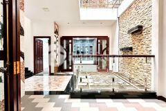 Biệt thự thiết kế phong cách bán cổ điển, nội thất hiện đại cao cấp.