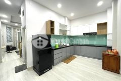 Kết cấu 1 trệt 4 lầu có ban công thoáng mát.