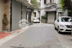 Nhà dân xây ô tô 7 chỗ để trong nhà ô chờ thang máy hồ tai trâu long biên nhỉnh 7 tỷ.