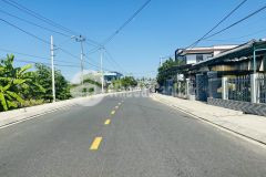 Bán gấp đât mặt tiền đường nhựa 10.5m giá chỉ 830tr sẵn sổ