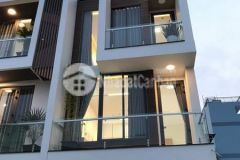 Bán nhà mới xây ô tô ngủ trong nhà, dt 70m2, 4 tầng giá 8.7 tỷ, gần lạc long quân