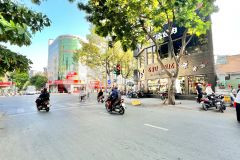 Khuôn đất ngang 18m x 20m ngay pasteur phạm ngọc thạch, p.6, q3, cn 310m2 chỉ 240trm2 đất