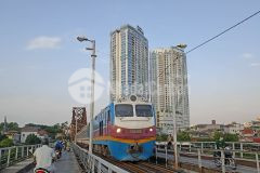 Cần bán gấp nhà đường long biên ii, 60m2 x 7 tầng, giá 11.5 tỷ, thang máy, lô góc, ô tô.