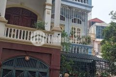 Nhà phố quan nhân ô tô đỗ cửa