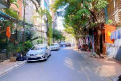 Bán gấp nhà ngõ 105 xuân la, tây hồ, hn.dt 81m, 4 tầng, mt 5m. ô tô đỗ cửa. lh 0977865445. chú hùng