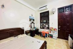 Bán gấp nhà đường láng, ngay hồ, mt 4.4m, an ninh tốt, chỉ 6,x tỷ