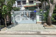 Nhà mặt tiền 2 tầng phong cách biệt thự, có sân để xe hơi trong nhà, kdc bình hưng