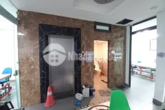 Bat khôi tòa nhà văn phòng 6 tầng thang máy, thiết bị thông minh 100 nhập khẩu, ô tô 3 con trong