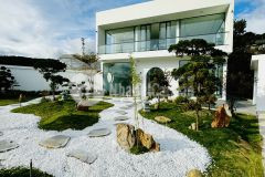 Một chiếc biệt thự sân vườn view cực thoáng lọt giữa rừng thông