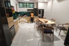 Biêt thư lâm du đương rông oto vao nha khu phô sâm uât tiên tich bat ngan