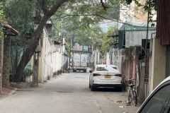 Lô đât thach ban gân măt phố ngõ thông ô tô tránh ô tô 7 chỗ vào nhà gần trung tâm thư