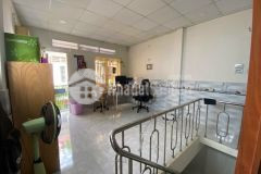 Nhà đang kinh doanh, hẻm thông sát với hẻm ô tô.