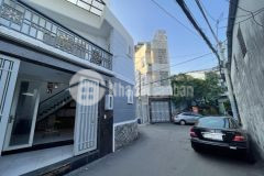 Nhà đẹp hẻm thông oto tránh ngay ngã tư thủ đức 2 tầng ngang 8m giá 4.x t