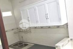 Một bước ra hẻm xe hơi, hẻm sạch sẽ thông tứ tung, xung quanh toàn nhà cao tầng