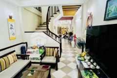 Bán nhà 5 tầng trung tâm đống đa gần ngã tư thái hà hoàng cầu, đường ôtô thông, gần chợ.