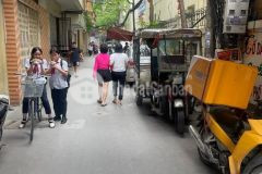 Oto đỗ cửa nhà dân xây khu tt thanh xuân.