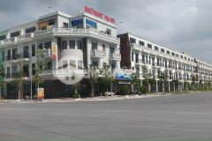 Cho thuê nhà trệt 3 lầu mới đẹp, hẻm hông 4m sẵn 5 máy lạnh kdc hồng loan 5c