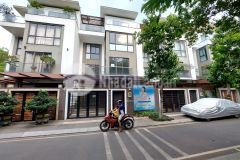 Cho thuê nhà mặt tiền đường số 5 hà đô centrosa, phường 12, quận 10.