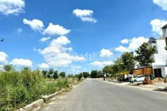 Có một nền duy nhất 90m2, cách ql1a 100m, chỉ 3 tỷ 300 triệu. cách chợ, cách trường chỉ 3p chạy xe,