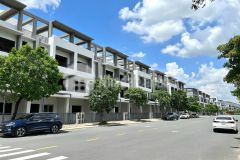 Bán nhà phố biệt thự ven sông, ngay trung tâm tt bến lức long an.