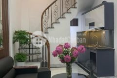 Giá 7.4 tỷ, phố âu cơ, dt 47mx5 tầng, ô tô sát nhà, lô góc 3 thoáng, ở ngay.