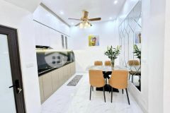 Giá có 9.4 tỷ,phố phạm văn bạch dt 60mx5,ô tô đỗ, về ở ngay, lô góc.