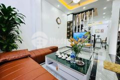 Bán gấp nhà đường lạc long quân dt 42mx5,ô tô đỗ của ngày đêm, lô góc, 7 tỷ.