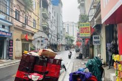 Mặt phố kinh doanh tấp nập ô tô tránh