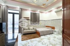 Phòng ban công full nội thất, mặt tiền huỳnh tấn phát
