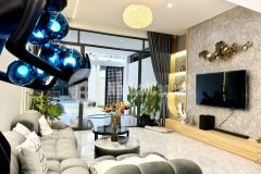 Siêu phẩm nhà mê y moan. p. tân lợi