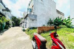 Ông anh kẹt tiền bán gấp 50m2 giá 1 tỷ 700, phú hữu,quận 9 gọi cho em xem đất ạ