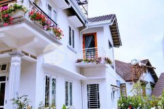 Cho thuê villa sân vườn trung tâm đà lạt, đường hẻm ô tô hùng vương, 6pn full nội thất 25tr