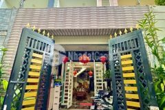 Nhà riêng nguyễn trọng tuyển, 3 bước chân ra tiểu học lê văn sỹ.