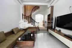 Bán nhà thượng thanh,long biên 4 tầng,44m,mt4m oto đỗ cổng nhỉnh 5 tỷ