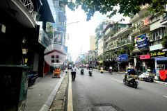 Bán nhà mặt phố bạch mai. hai bà trưng. ô tô. vỉa hè. dt 105m2. mt 6,2m. giá 32,9 tỷ.