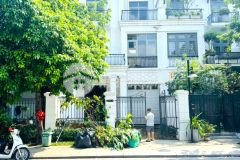 Bán biệt thự vinhomes riverside 170m2 nhà xây thô 3 tầng