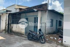 Bán gấp lô đất tặng căn nhà củ 115m2 ở bà điểm, hóc môn. giá 850 triệu,shr.