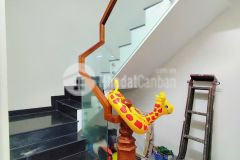 Cho thuê nhà mới trệt 2 lầu sân thượng mặt tiền đường bùi quang trinh trục chính kdc 586, cái răng,