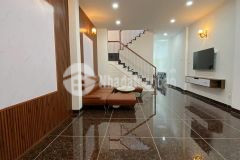 Ô tô đậu trong sân nhà mặt tiền đường nhựa giá không phải bàn