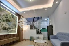 Ôtô đỗ tránh nhau kinh doanh đỉnh nhà nằm vị trí rất đẹp, gần trường, chợ, gửi ô tô. t