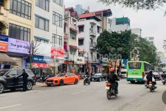 Mặt phố trần quốc hoàn, cầu giấy, vỉa hè rộng, kinh doanh sầm uất ngày đêm.