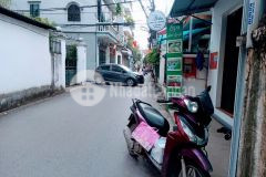 Nhà lô góc hai thoáng đường trước nhà oto tránh