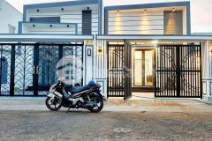 Nhà mới xây có sân rộng đậu ô tô, khu dân cư sau đền thờ phạm hùng, vĩnh long