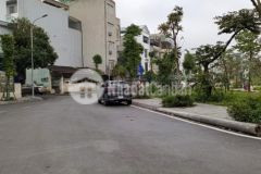 Đất đẹp đường ô tô tránh cạnh công viên khu giáo viên ngọc thụy dt 80m2. giá 235 triệum2