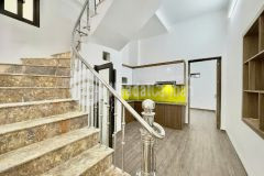 Nhà hai tầng oto đỗ cửa cách một nhà ra đường oto tránh nhau