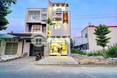 Nhà 1 trệt 2 lầu đường d4 song song kế đường trần hoàn na kdc hồng loan