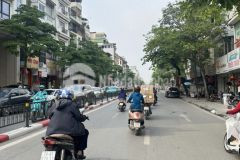 Nhà tôn đức thắng, thang máy, cách 1 nhà ra mặt phố. dt 34.940m2, 7t, 13.4 tỷ.