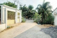 Nhà trệt ngang 10m cách căn nhà màu tím 1km giá bán chỉ 2 tỷ.