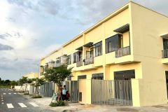 Bán nhà phố xây sẵn trong lõi kcn phước đông, giá bán chỉ từ 1,6 tỷ, sổ hồng riêng.