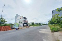 Còn 1 nền bên tay phải đã san lắp mặt bằng bán nền 100m² đường a4 kdc tân phú, cái răng